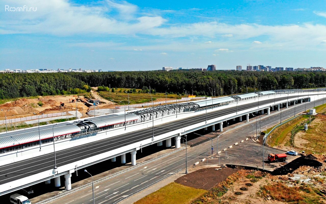 Впервые в московской практике по середине новой дороги между Киевским и Калужским шоссе строится продолжение Сокольнической линии от Саларьево до Столбово